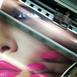 IMPRESION-VINIL-MICROPERFORADO-CALIDAD-FOTOGAFICA-300x300